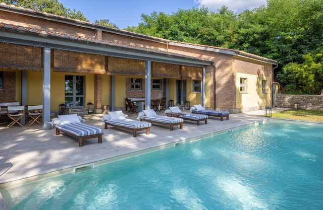 La Scuola, sumptuous villa with swimming pool