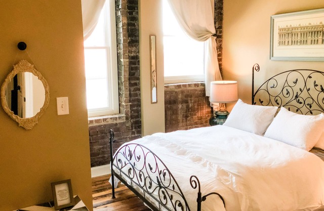La Vie Bohéme: Southside Condo in the Thick of It