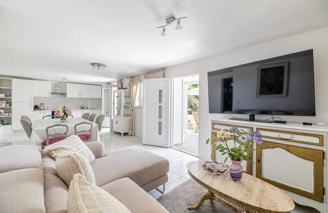 La Villa des Fleurs duplex avec jardin et piscine