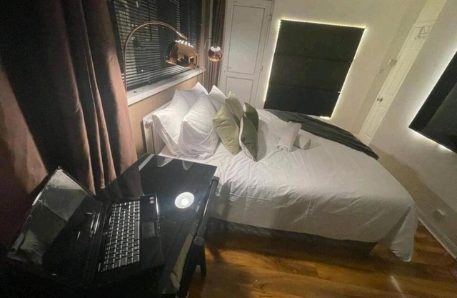 LA1 Hotel Themed Room 65 inch TV Free parking own fridge with park view
