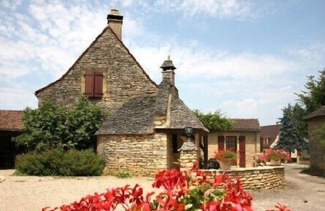 Maison de caractère de 8 personnes.Piscine chauffée,commune à 3 gîtes.
