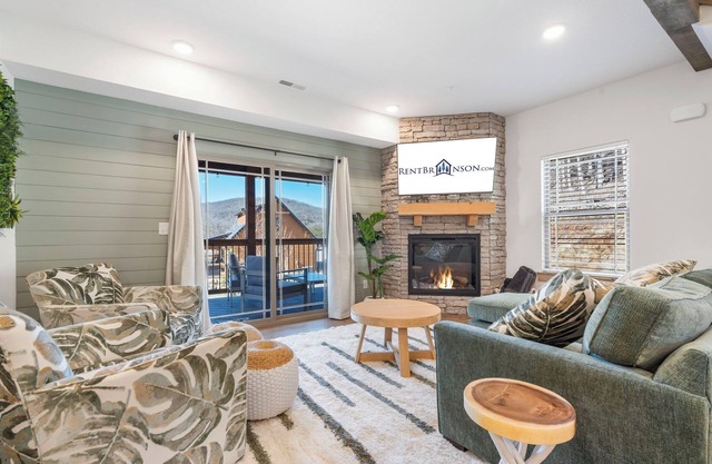 Charming 2-Bedroom Retreat-Mins to Table Rock Lake-Local Attraction Tickets-Pvt Hot Tub-Water View