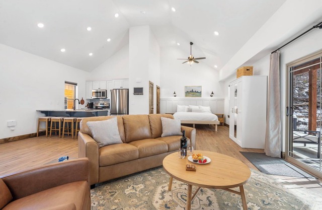 Cozy Studio w Vaulted Ceilings-Free Attraction Tix-Cmty Indoor Pool-Peaceful Pvt Views-Hot Tub