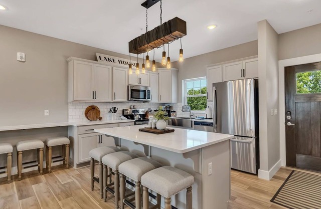 Lake View-Billiards-Cmty Pools-Pvt HotTub-Free Daily Tickets-Custom Decor-Close to SDC