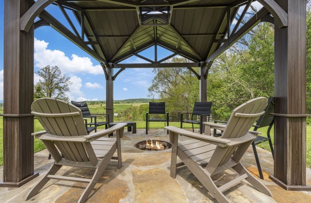 Near Branson & Thunder Ridge-Free Tickets-Live Llamas-Pvt Hot Tub-Country Retreat-Near Lakes!
