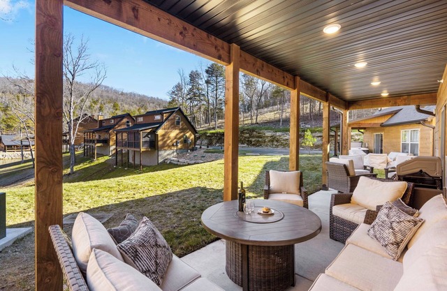 New Cabin at Tall Timbers! Free Attraction Tickets! Cmty Indoor Pool! Firepit! Near Table Rock Lake!