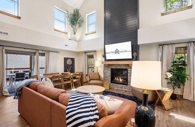 Labor Day Open-New Cabin w Free Attraction Tickets-Cmty Pools-Pvt Hot Tub-Near Table Rock