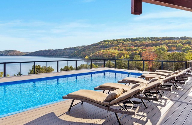 Pvt Outdoor Pool-Pvt HotTub-Breathtaking Lake Views/Access-New Build-3 Levels-Free Tickets