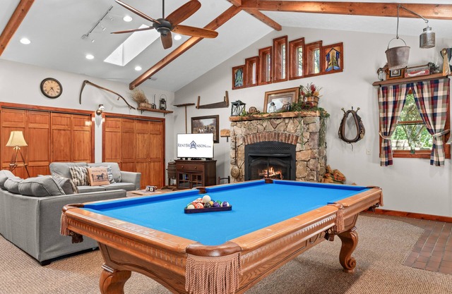 The Hiding Place - All-One-Level Carriage House - Table de billard, bain à remous