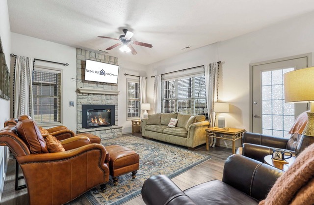 Stonebridge Townhouse near SDC w Free Tickets-Screened In Porch-OnSite Golf Course