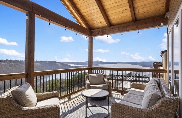 Feels Like Summer has Best Lake Views, Hot Tub, Shared Pools, Free Tickets