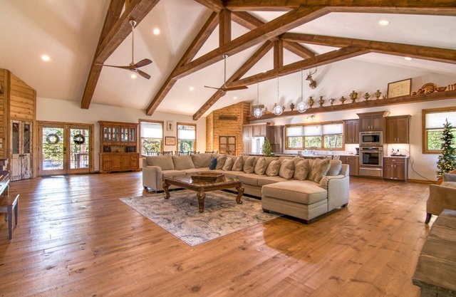 Vaulted Ceilings, Gourmet Kitchen Appliances, Hot Tub, Car Charger, Private, Comm Pool