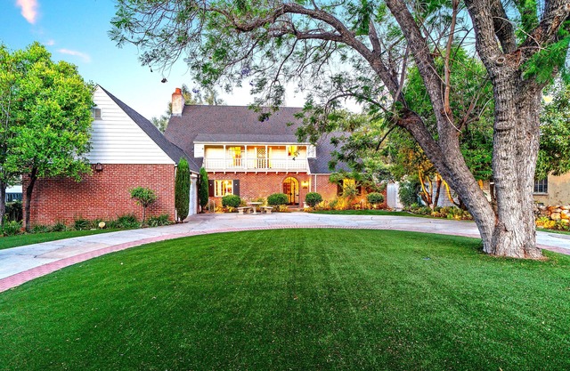 Stunning Mansion 5min Walk to Rose Bowl #The area is not affected by the fire!