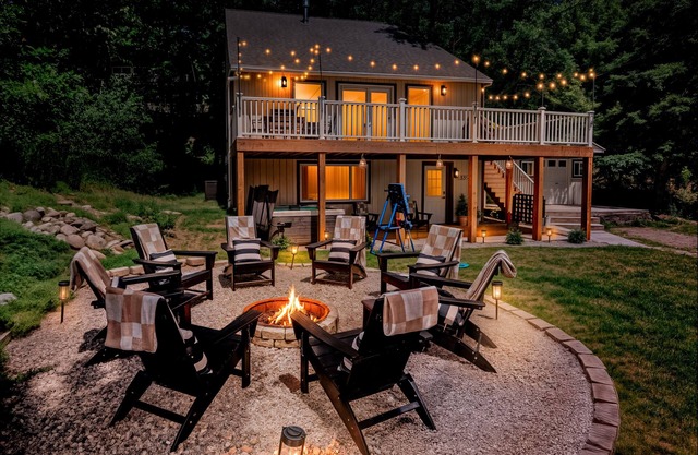 Spring Specials, NEW LISTING! 4 Private Bedrooms, Hot Tub, Game room