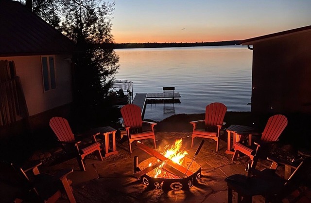 Chalet du lac Vieux Desert au bord du lac