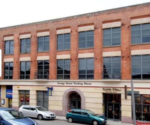 Lace Market Apartments - City Centre - 4 Beds Apartment with 2 Bathrooms and full Kitchen in George Street - close to Victoria Centre Shopping Centre and the Mercure Hotel - Outdoor Parking for Cars or Vans at five pounds a day