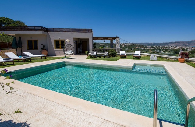 LADY DAFNI MARQUE NOUVELLE VILLA DE LUXE AVEC PISCINE CHAUFFÉE PRIVÉE