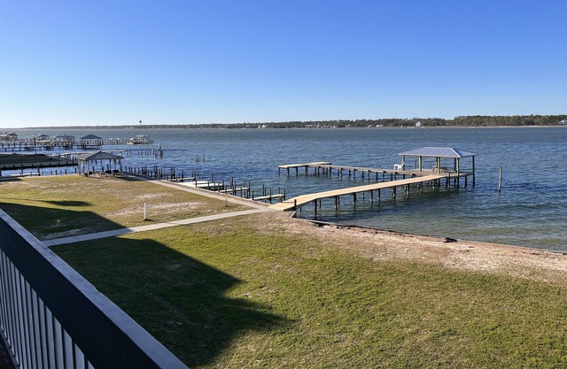 Lagoon Front Spacious 2/2 Condo w/ lagoon views, pools, deeded beach access