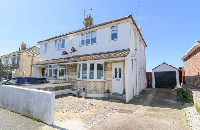 LAGOON VIEW, pet friendly, with a garden in Wyke Regis