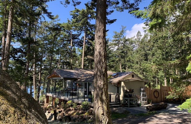 Repaire décontracté juste à côté du Doe Bay Resort sur l'île d'Orcas à Washington