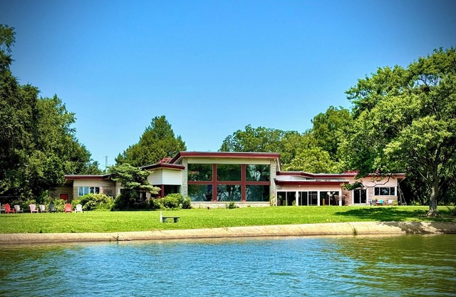 Mid-Century Modern Lakefront Estate, près de la plage et la baie!