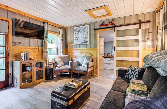 Cozy Gladwin Cottage w/ Fire Pit: Near Hunting!