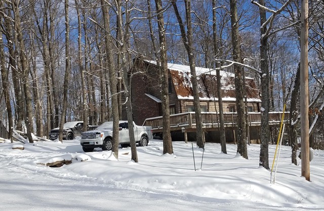 Lake Access Log Cabin idéal pour les rassemblements. Plage communautaire. Tot Lot.