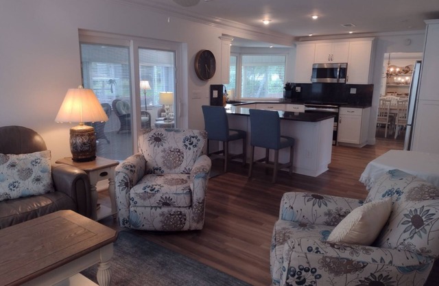 Lake Access Well Appointed 2 bed 2 bath sleep 6