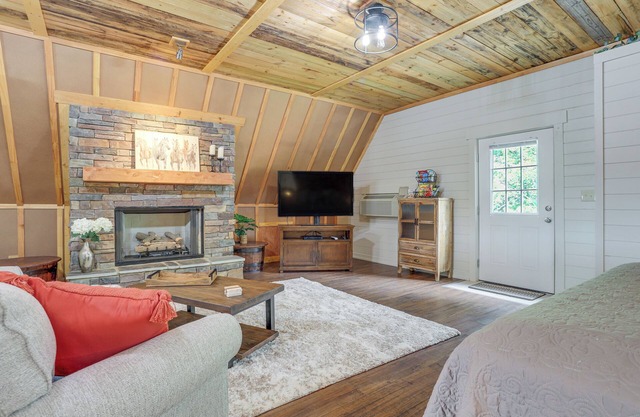 Lake Allatoona Area Studio w/ 2 Decks & Farm Views