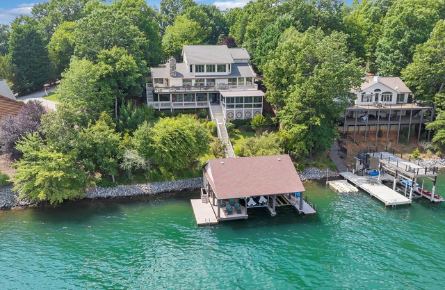LAKE Allure: Lakefront Home with Private Dock - Casago SML