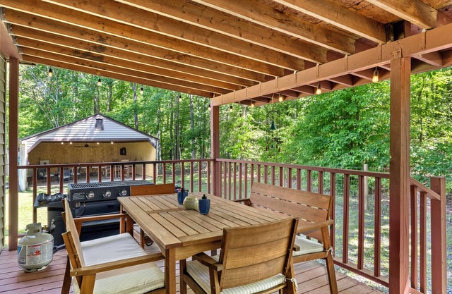 Lake Anna Rental-3min walk! Big hot tub, king bed, fire pits, large fenced yard