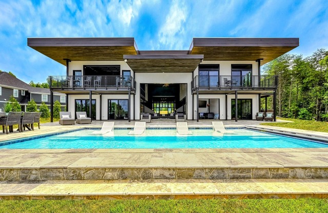 Lake Anna Luxury Lakefront, Beach, Pool & Hot Tub