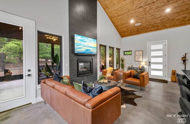 Lake Area Luxury Cabin w/Private Pool & Hot Tub