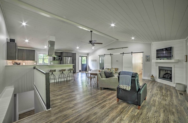 NOUVEAU! Lake Barkley Home w / Sunroom, pont, quai de bateau!