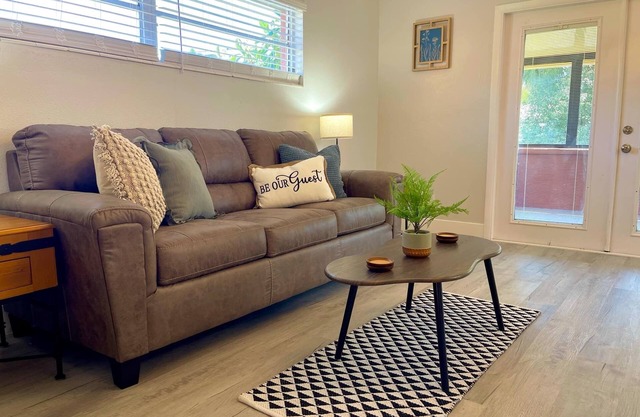 3-bedroom house in charming Lakeland with AC, WiFi. Enjoy a cozy stay