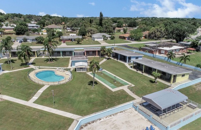 Lake Blue Resort - #4 - *Waterfront, Sandy Beach, boat slips, heated pool