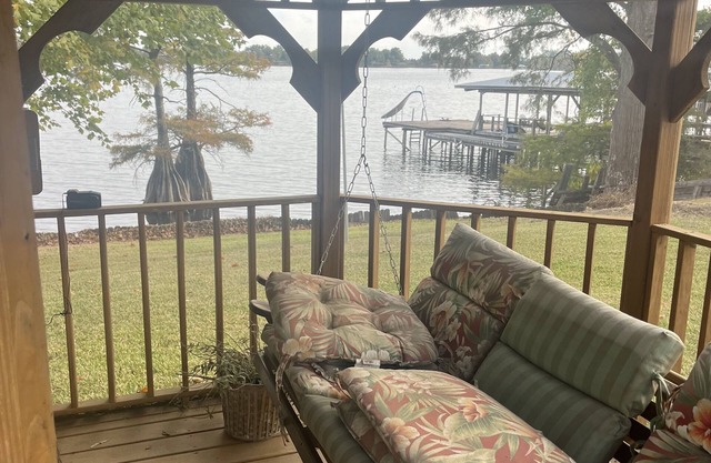 Lake Bruin deep water Lot. Gazebo and Camper trailer available Wi Fi