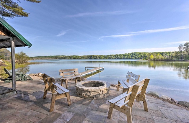 Lake Cabin in Honor w/ Hot Tub, Dock & Sauna!