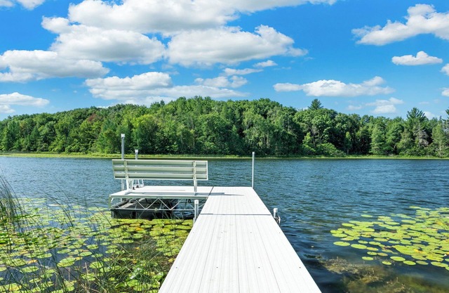 LAKE Cabin, KING BED, large yard, 25 min to Dells
