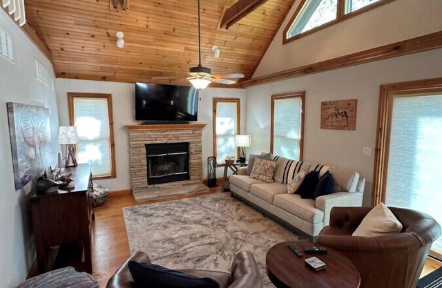 Lake Cabin w/Hot Tub in Kimberling City