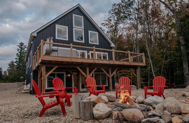 Lake Cabin w/ Hot Tub & Movie Theater Close to Mountains