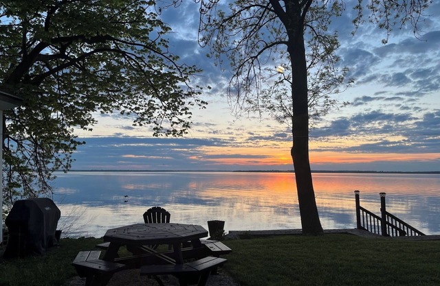 Lake Champlain Waterfront: Renovated Cottage, Sunsets, Kayaks & Paddle Boards!
