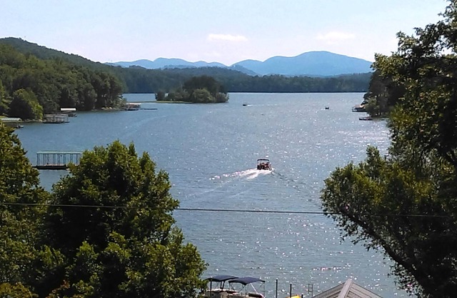 Lake Chatuge Country Cottages, 4 Vacation Rentals 17 Guests! Call for pricing.