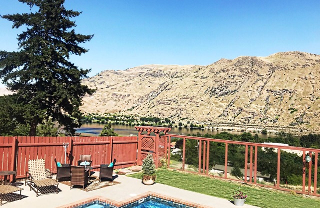 Vues imprenables, piscine privée et bain à remous! Paradis à Chelan. 8 couchages