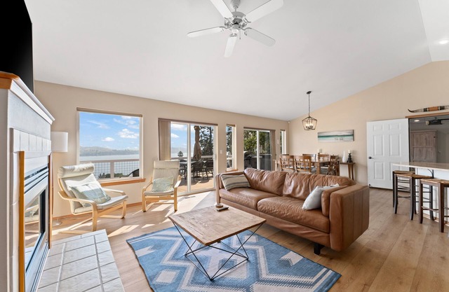 Lake Chelan view home w / large terrasse, nouveau spa, table de ping-pong et de babyfoot