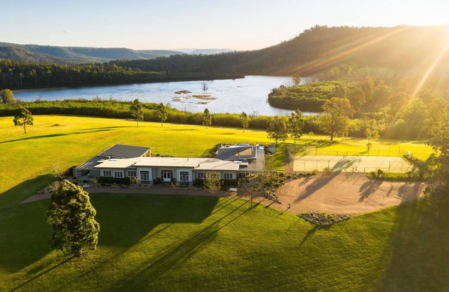 Lake David Luxury Lake House set on 40 acres - Sleeps 18