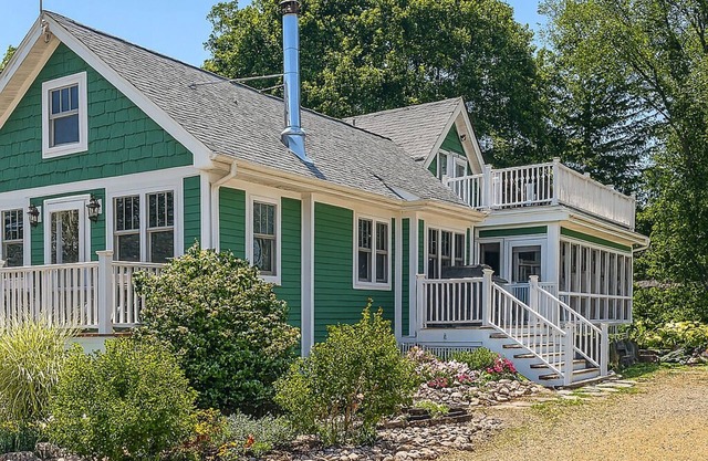 Lake Delavan Hideaway - Carl’s Cottage - Waterfront Bliss, Dock & Cozy Fireplace