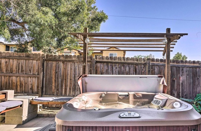 Lake Elsinore Escape: Walk to Beach & Main St!