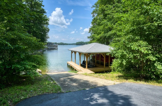 Dog Friendly-Fenced yard, Boat Slip, Entire House, 4BR, Hot Tub, Renovated