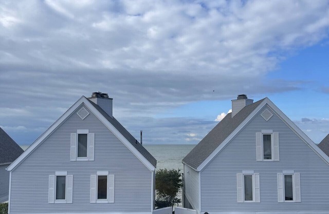 Lake Erie Beachfront Luxury Home avec 3 chambres et piscine et accès Internet
